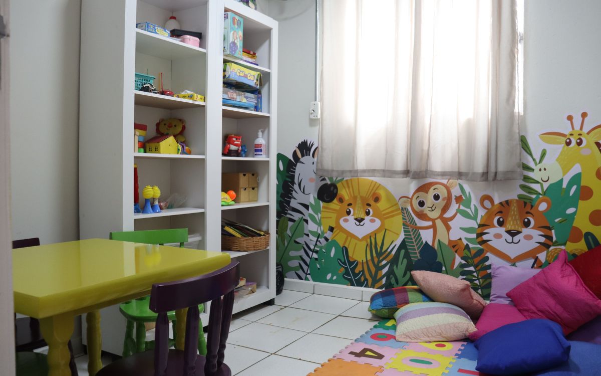 Espaço lúdico e acolhedor onde os estudantes de Psicologia desenvolvem habilidades específicas para o atendimento de crianças, com foco em intervenções adequadas à faixa etária
Créditos: Divulgação / Arquivo Pessoal